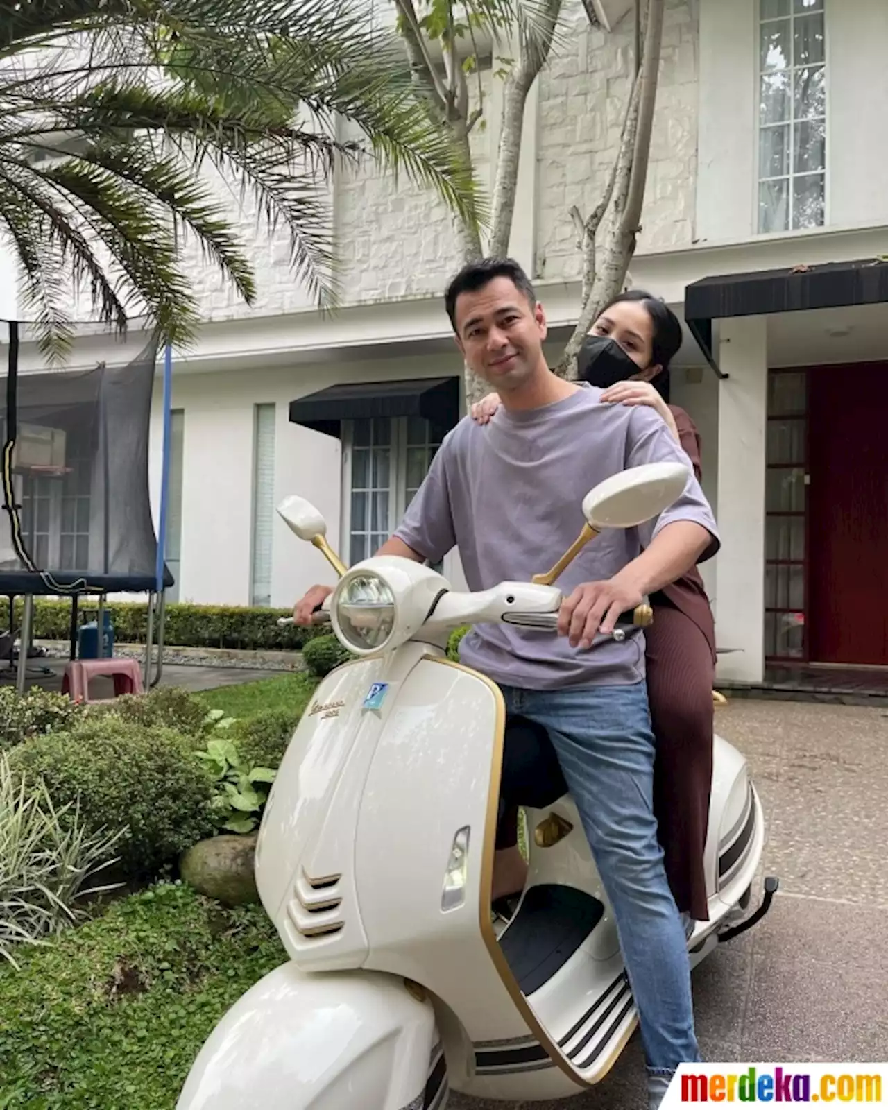 Foto : Potret Raffi & Nagita Naik Vespa Ngecek Rumah Baru, 'Istana Andara' Hampir Rampung | merdeka.com