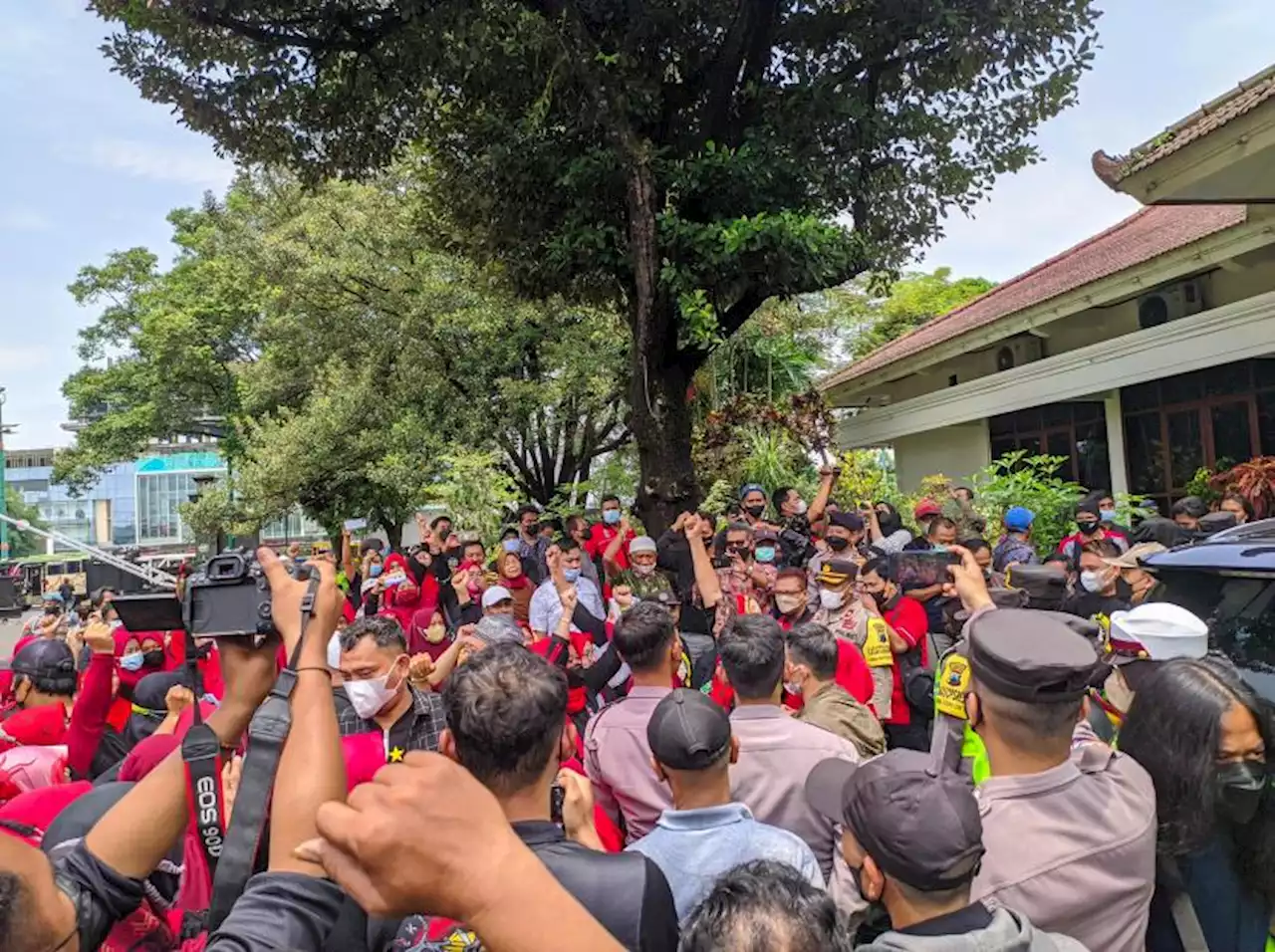 Ratusan Pedagang Pasar Ajibarang Tuntut Penataan Pasar |Republika Online