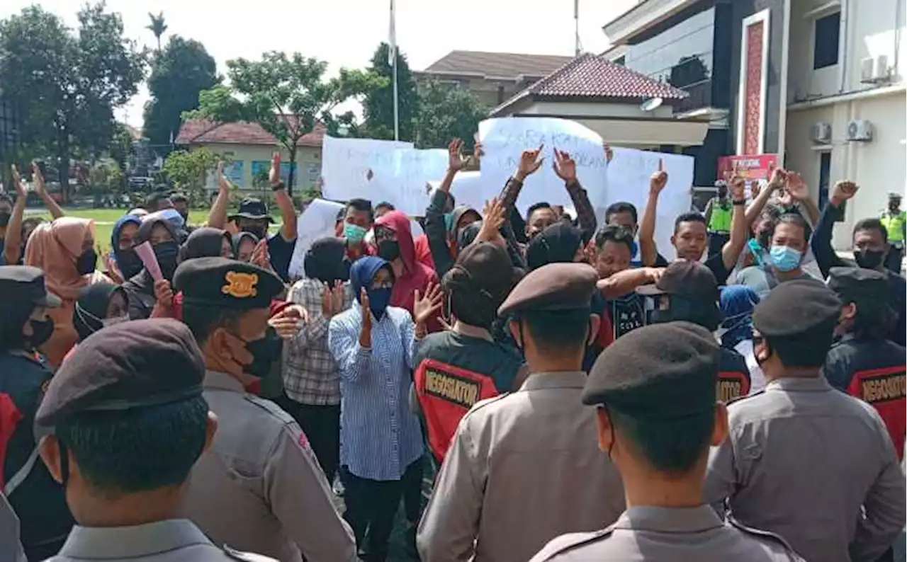 Polres Karanganyar Halau Massa saat Penyaluran Minyak Goreng, Latihan?