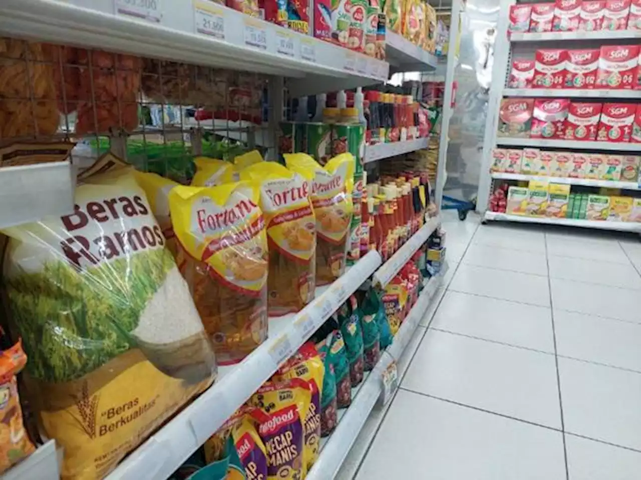 Stok Minyak Goreng di Minimarket Solo Banyak, Tapi Pembeli Sedikit