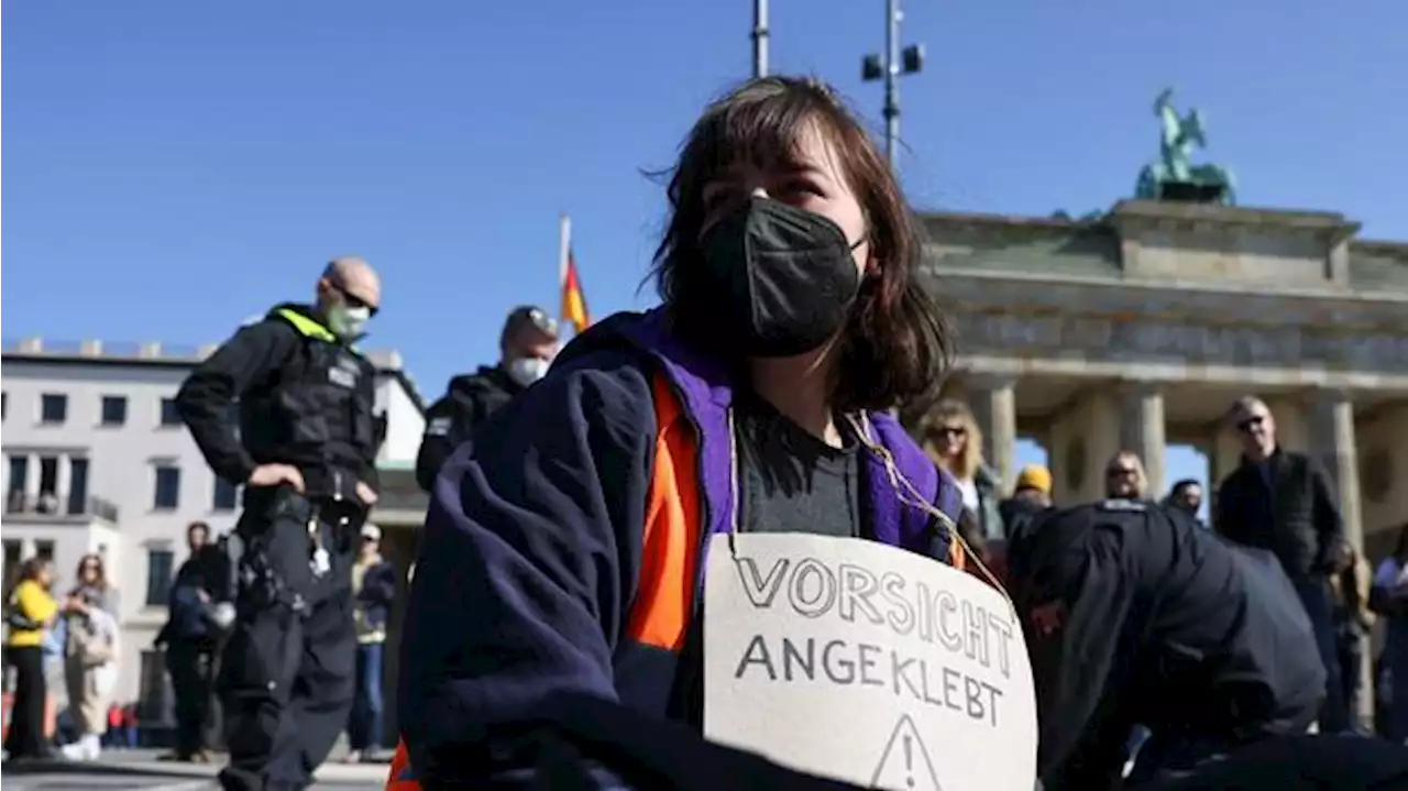 Klimaaktivisten blockieren Straßen im Regierungsviertel