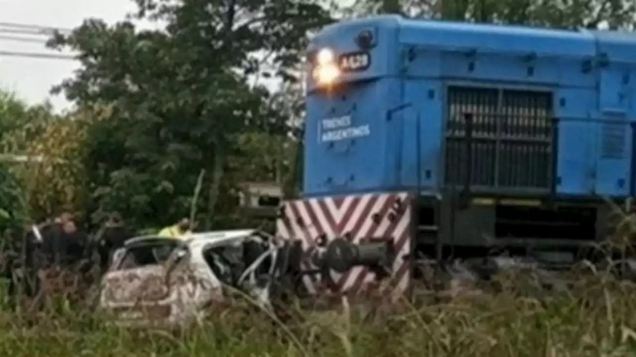 Un tren arrolló a un auto en Moreno: cuatro muertos y un herido grave