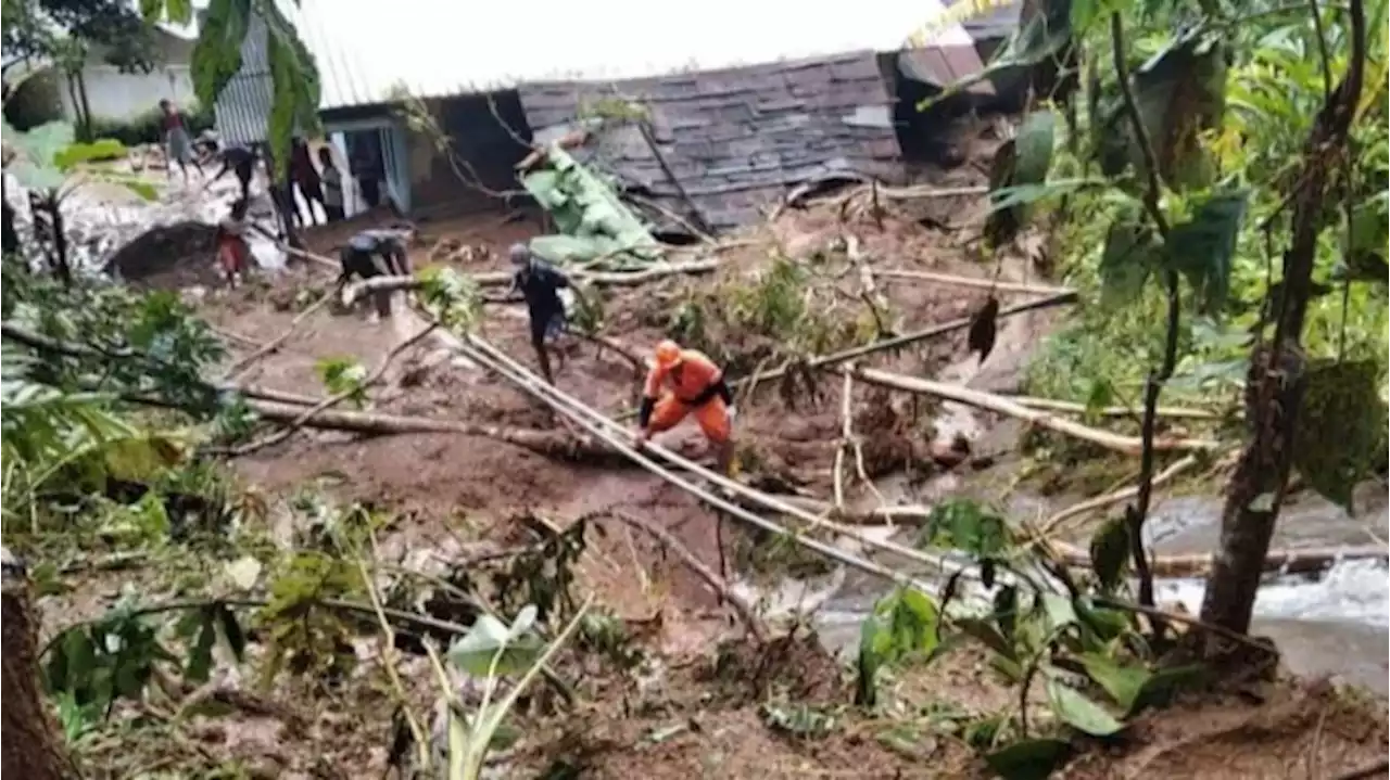 Material Longsor Menimbun Rumah Warga 39 Orang Mengungsi