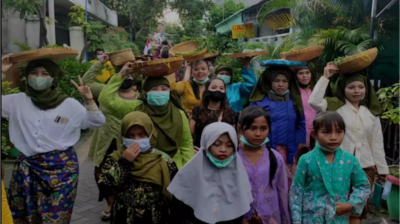 Warga Surabaya Gelar Kirab Nisfu Sya'ban Sambut Ramadhan Bebas dari Pandemi