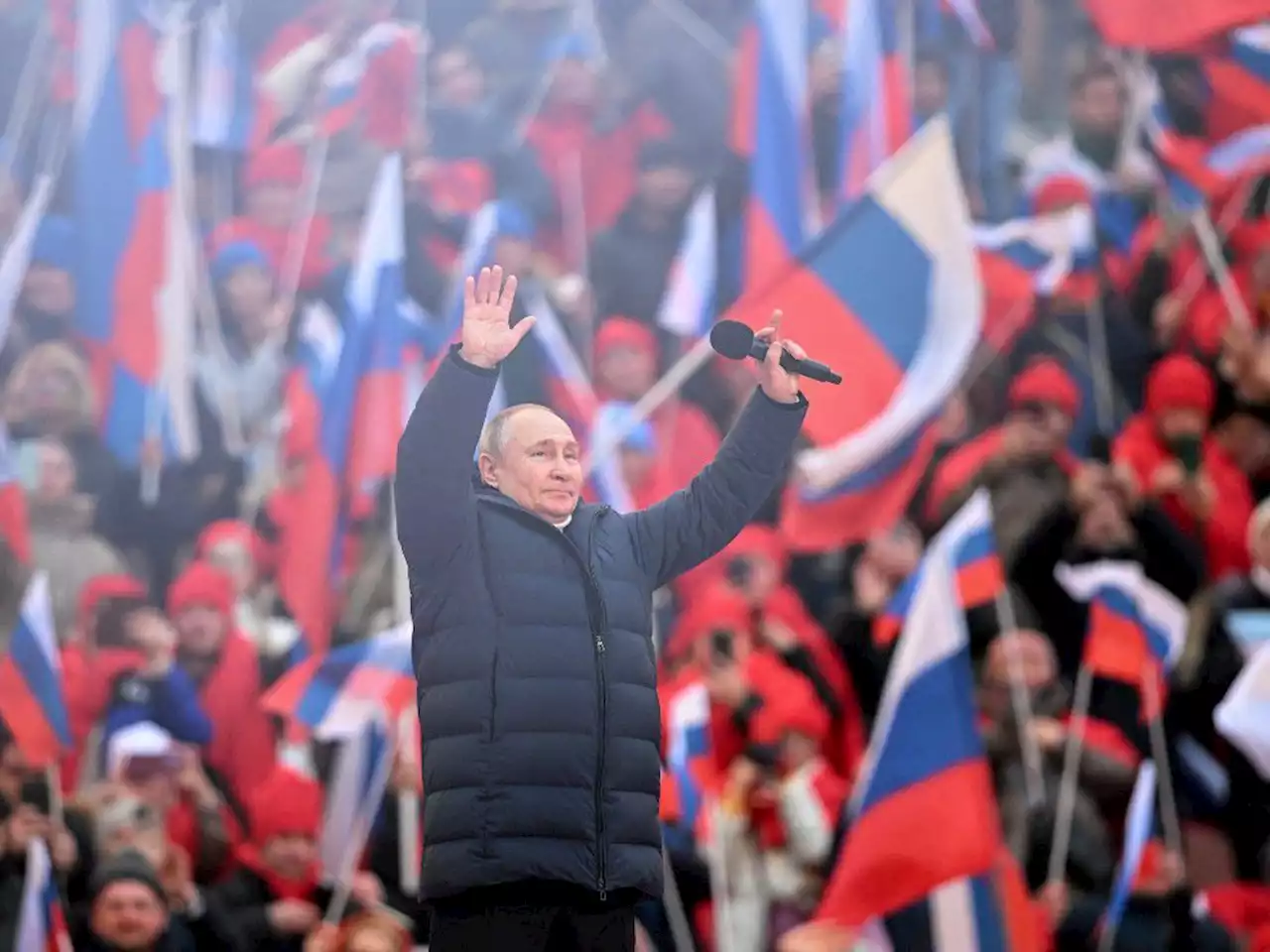 Russian state TV abruptly cuts away mid-sentence from Putin speaking at rally