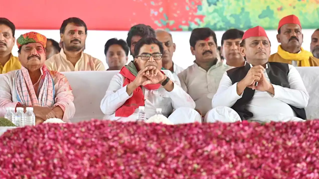 चुनावों के बाद भी साथ आए चाचा-भतीजे, 5 साल बाद मनाई एकजुटता वाली होली