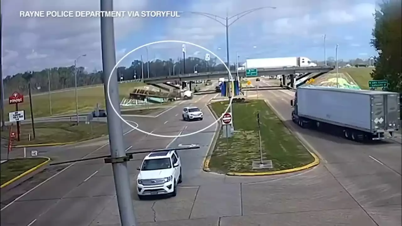 Tractor-trailer nearly misses traffic after careening off I-10 in Louisiana: VIDEO