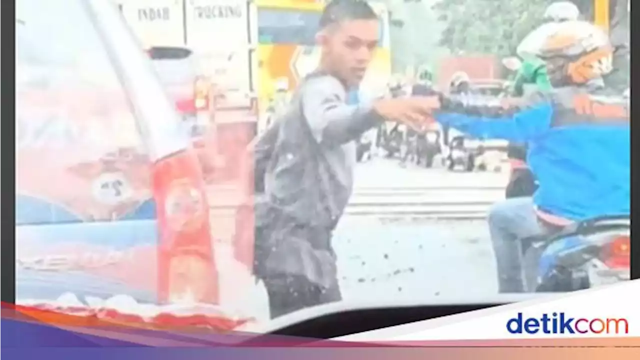 Bikin Haru, Viral Penyandang Disabilitas Bantu Buka Jalan Ambulans di Kemacetan