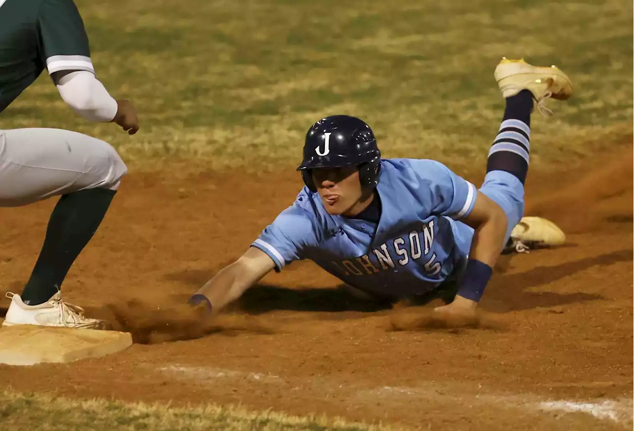 Big fifth inning propels Reagan past Johnson in District 28-6A race