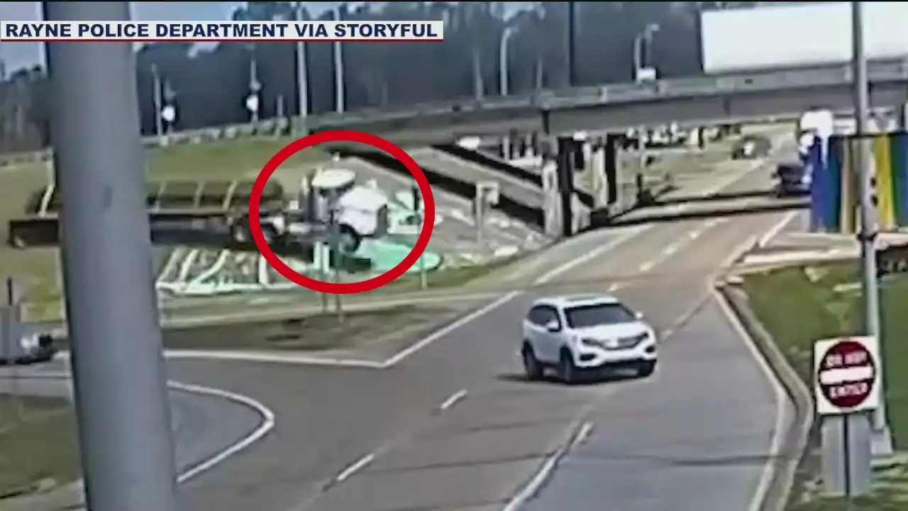 Video shows tractor-trailer nearly crashing into other vehicles on Louisiana highway