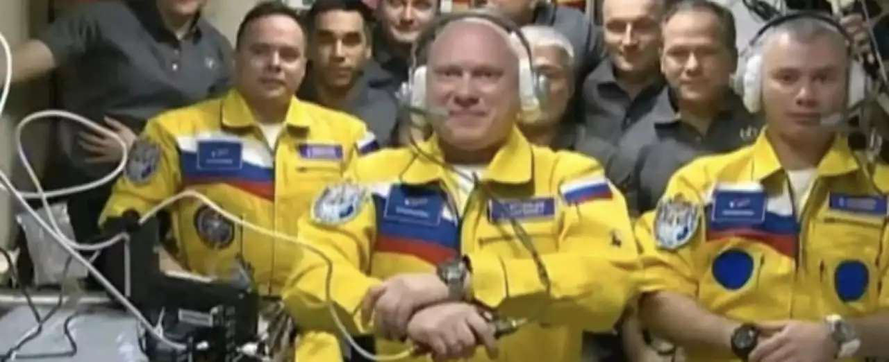 Gli astronauti russi sono arrivati nella stazione spaziale con indosso i colori dell'Ucraina