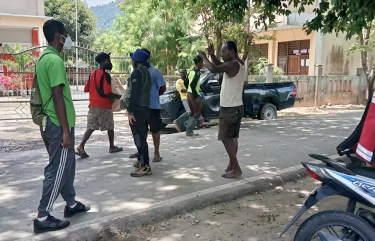 Miris, Bantu Bersihkan Sampah Malah Diusir Orang Mabuk