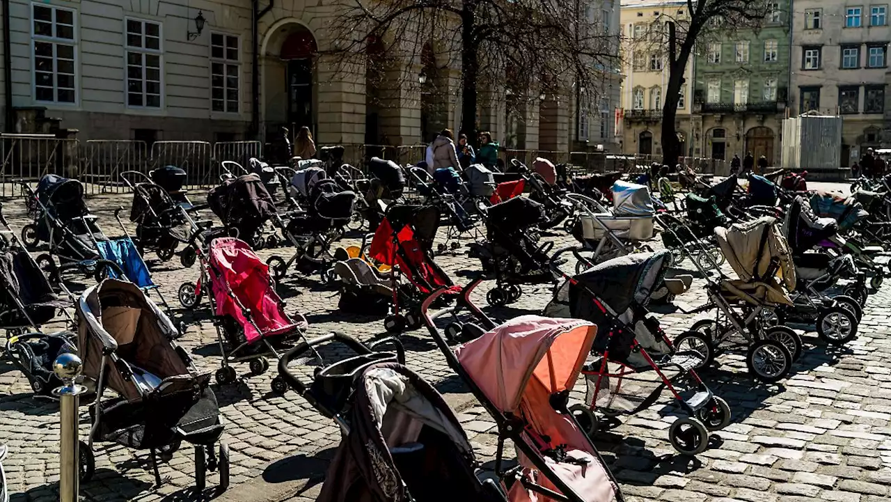 109 Kinderwagen stehen für 109 getötete Kinder