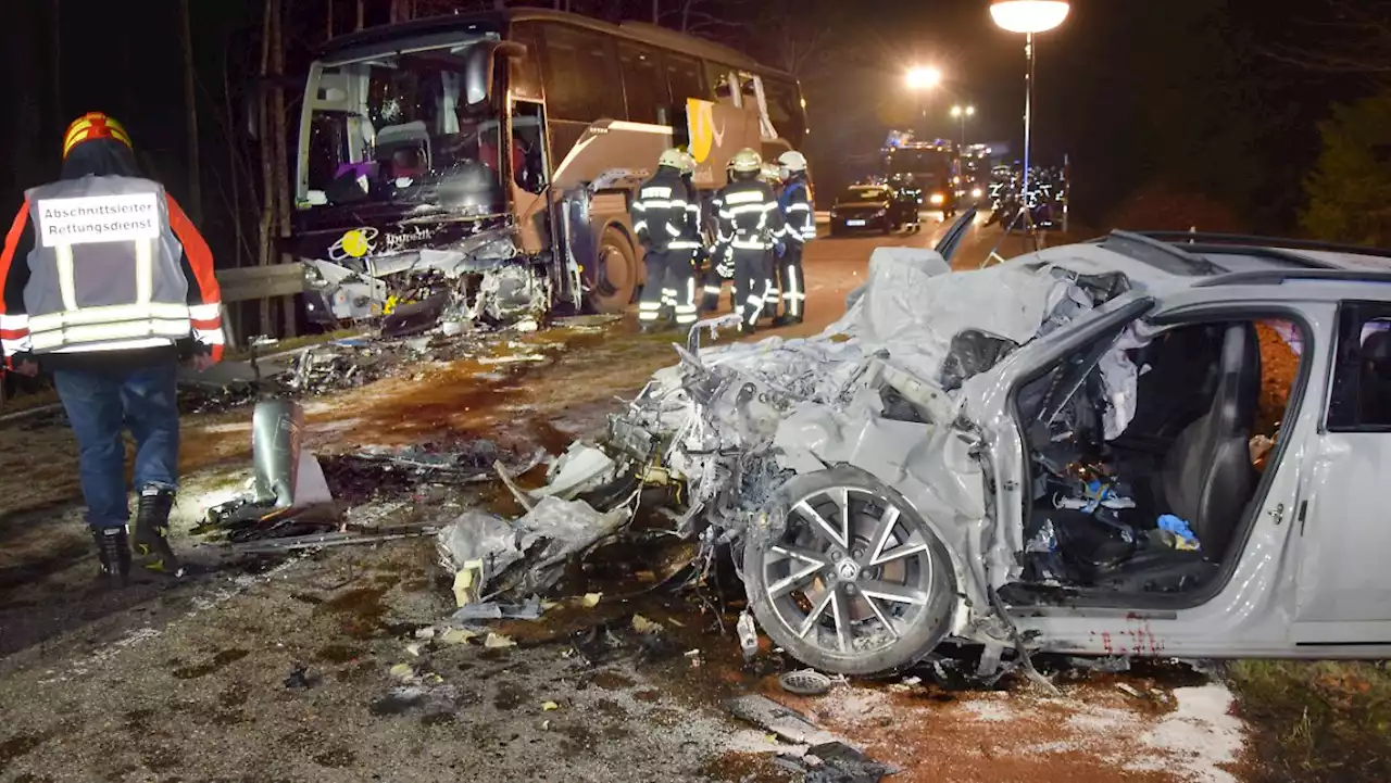 Auto kracht in Bus: Toter und 13 Verletzte