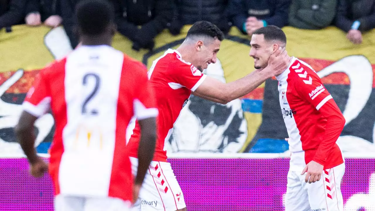 Koploper FC Emmen dankzij zege bij VVV stap dichter bij promotie naar Eredivisie