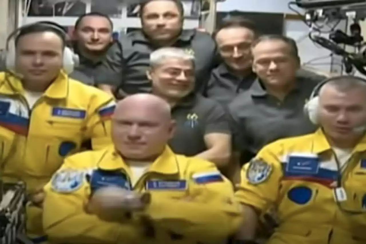 Cosmonaut Rusia Pakai Seragam ala Bendera Ukraina di Stasiun Ruang Angkasa Internasional - Pikiran-Rakyat.com