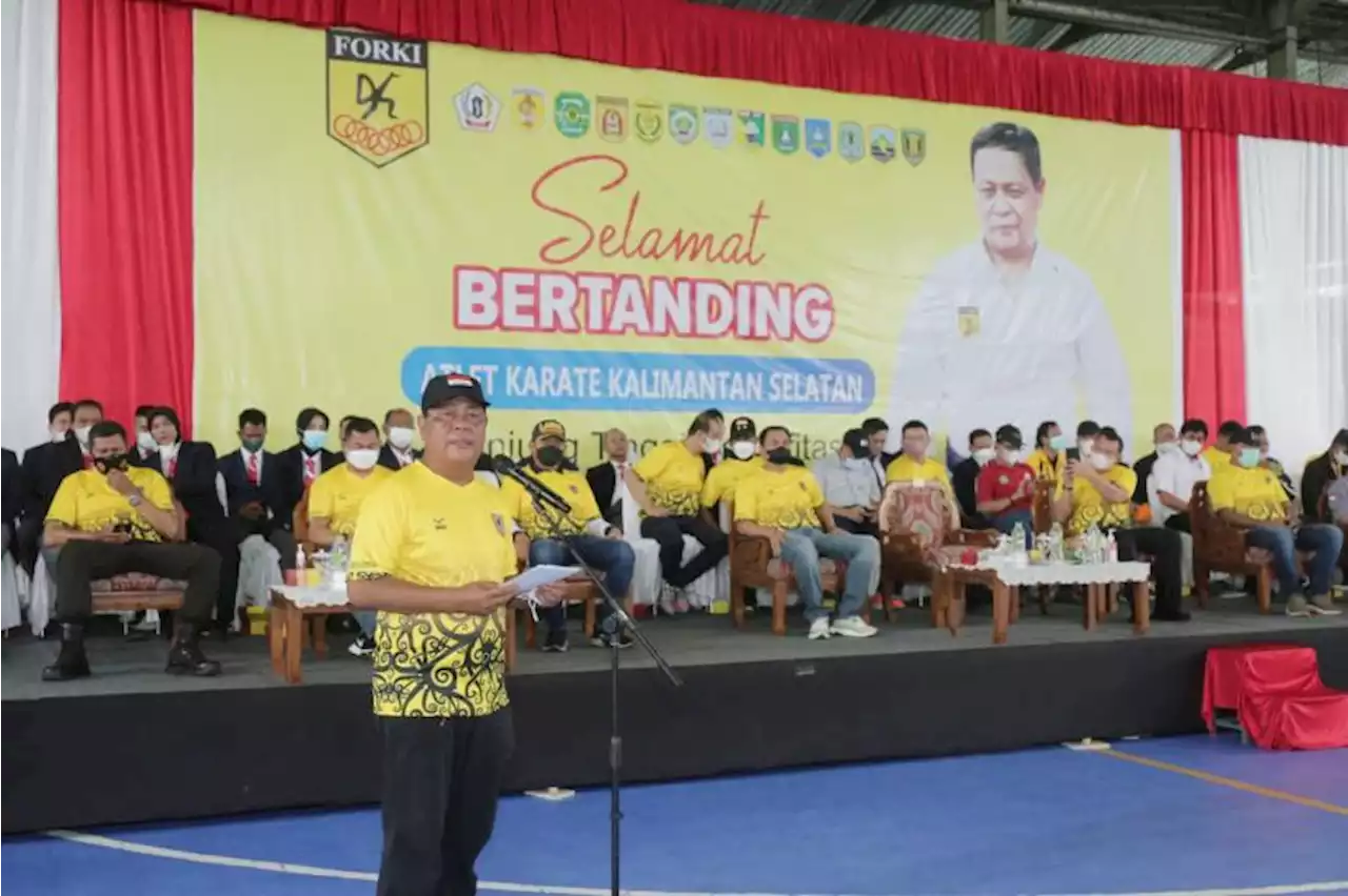 Paman Birin Umrahkan Atlet Terbaik Kejurprov Karate 2022 |Republika Online