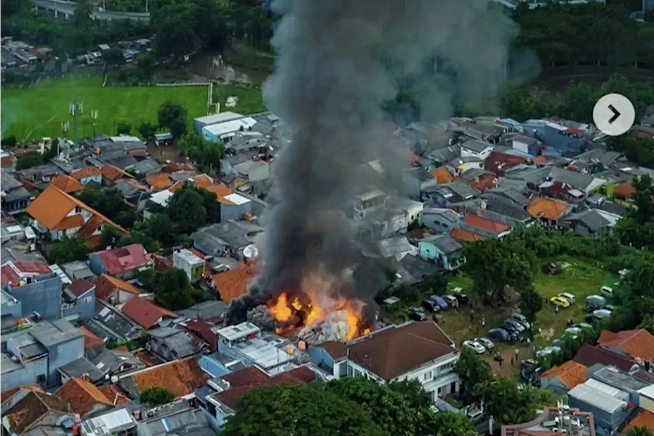 Kebakaran di Cipete Utara Jaksel, Damkar Lakukan Pemadaman