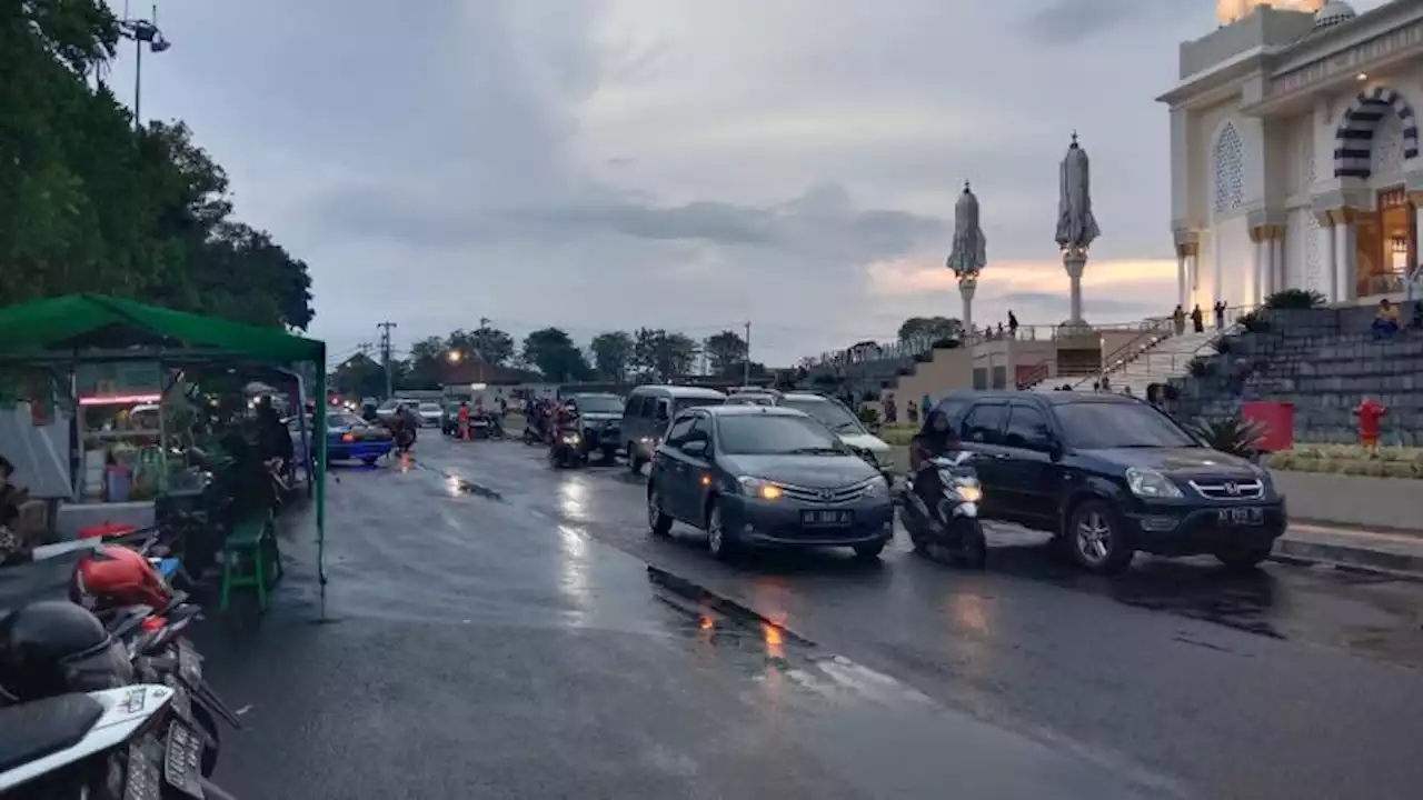 Jalan Depan Masjid Agung Karanganyar Semrawut, Pemkab Lakukan Ini