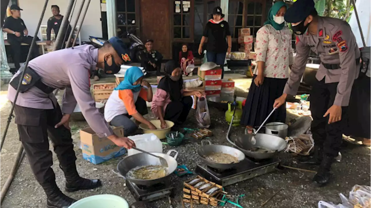 Jurnalis Purworejo dan Brimob Buka Dapur Umum untuk Korban Banjir