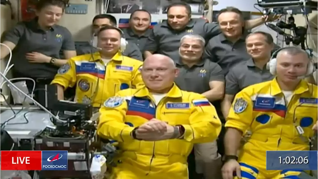 Russian cosmonauts don flight suits in colors similar to Ukrainian flag’s