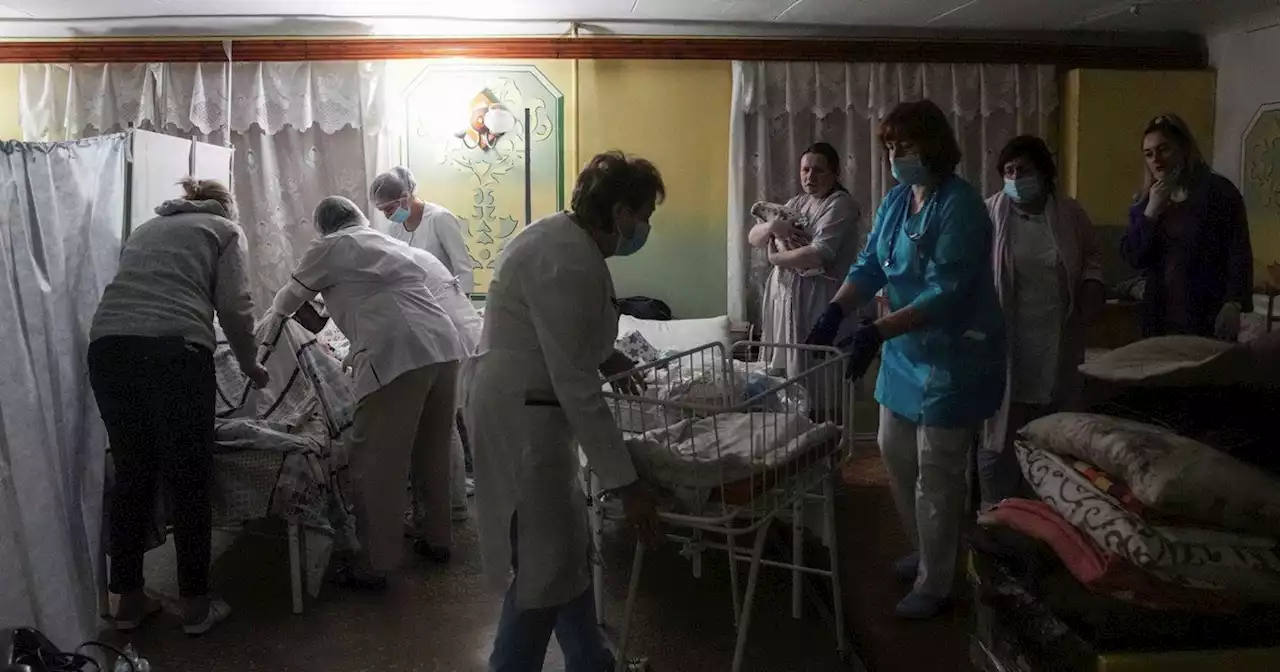 Guerra Rusia-Ucrania: los bebés y sus mamás se refugian en los sótanos de los hospitales