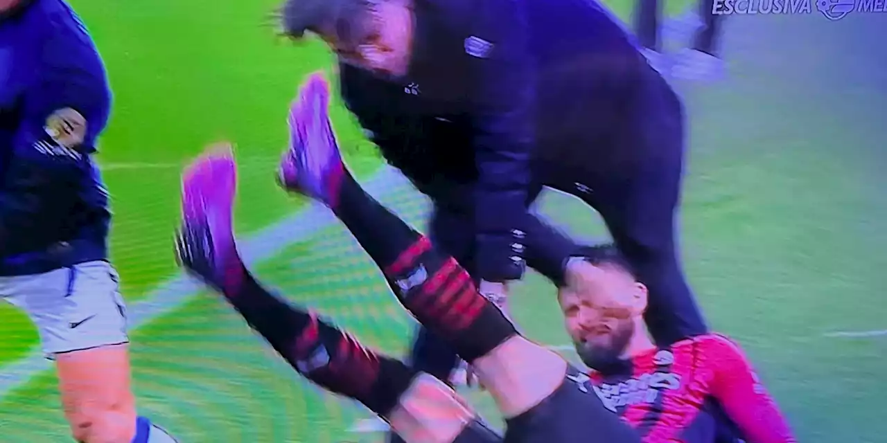 Giroud e Inzaghi, scontro pericoloso a bordo campo durante il derby