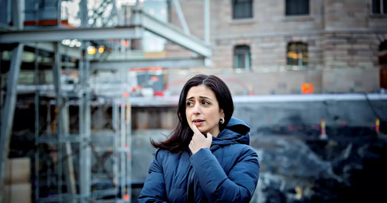 Hadia Tajik går av