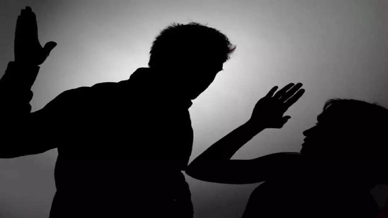 عريس غاضب يصفع عروسه خلال حفل الزفاف وسط صدمة الحاضرين.. فيديو