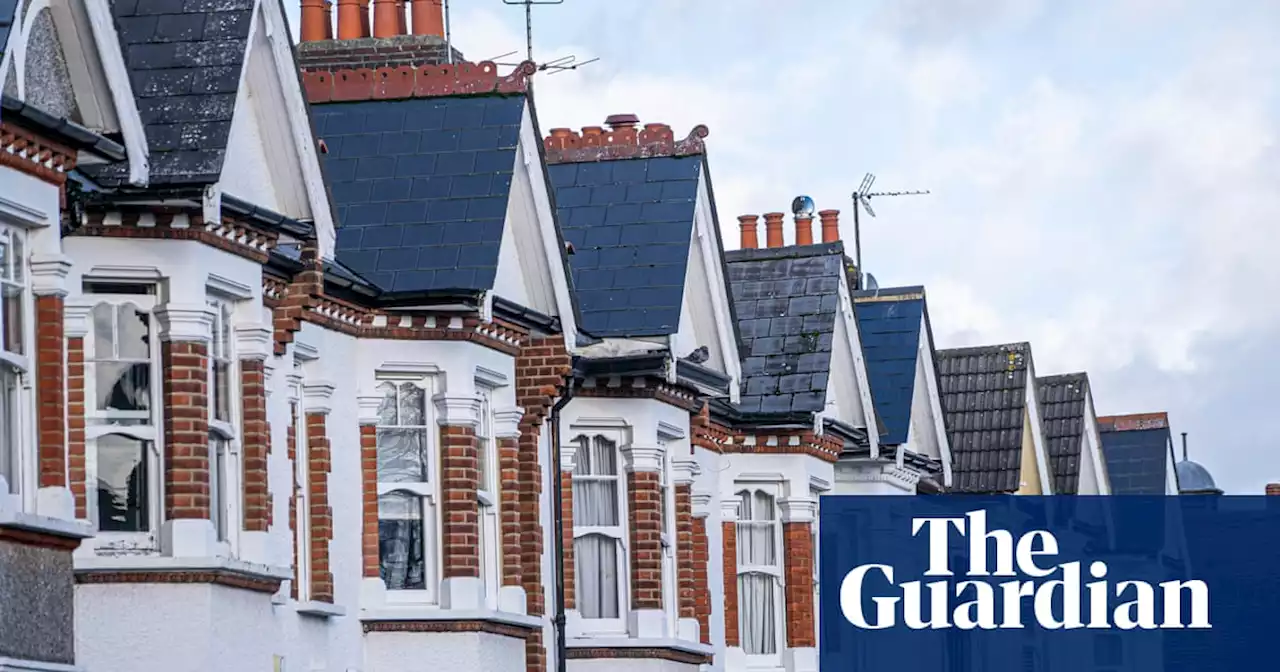 Average UK house price exceeds £260,000 for first time