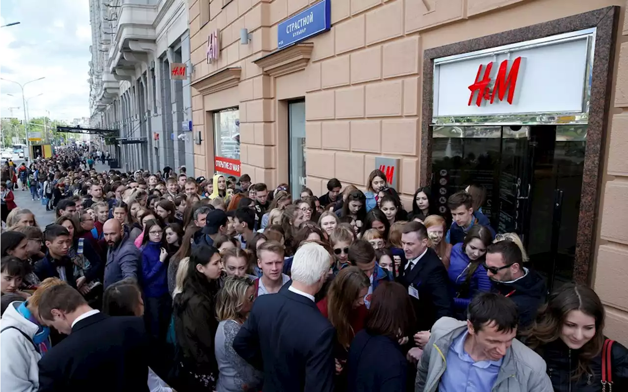 H&M приостанавливает продажи в России