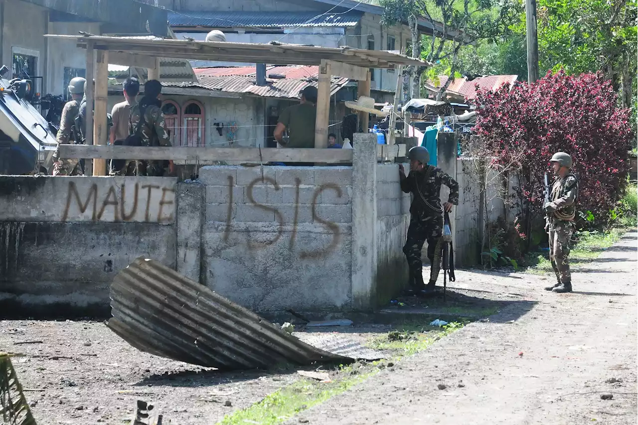 Military temporarily stops operations vs Maute Group so trapped residents can flee