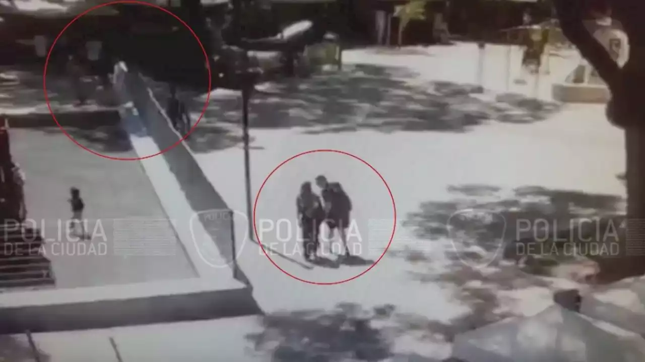 Minutos antes de la violación, así caminaban los seis acusados con la joven por Plaza Serrano