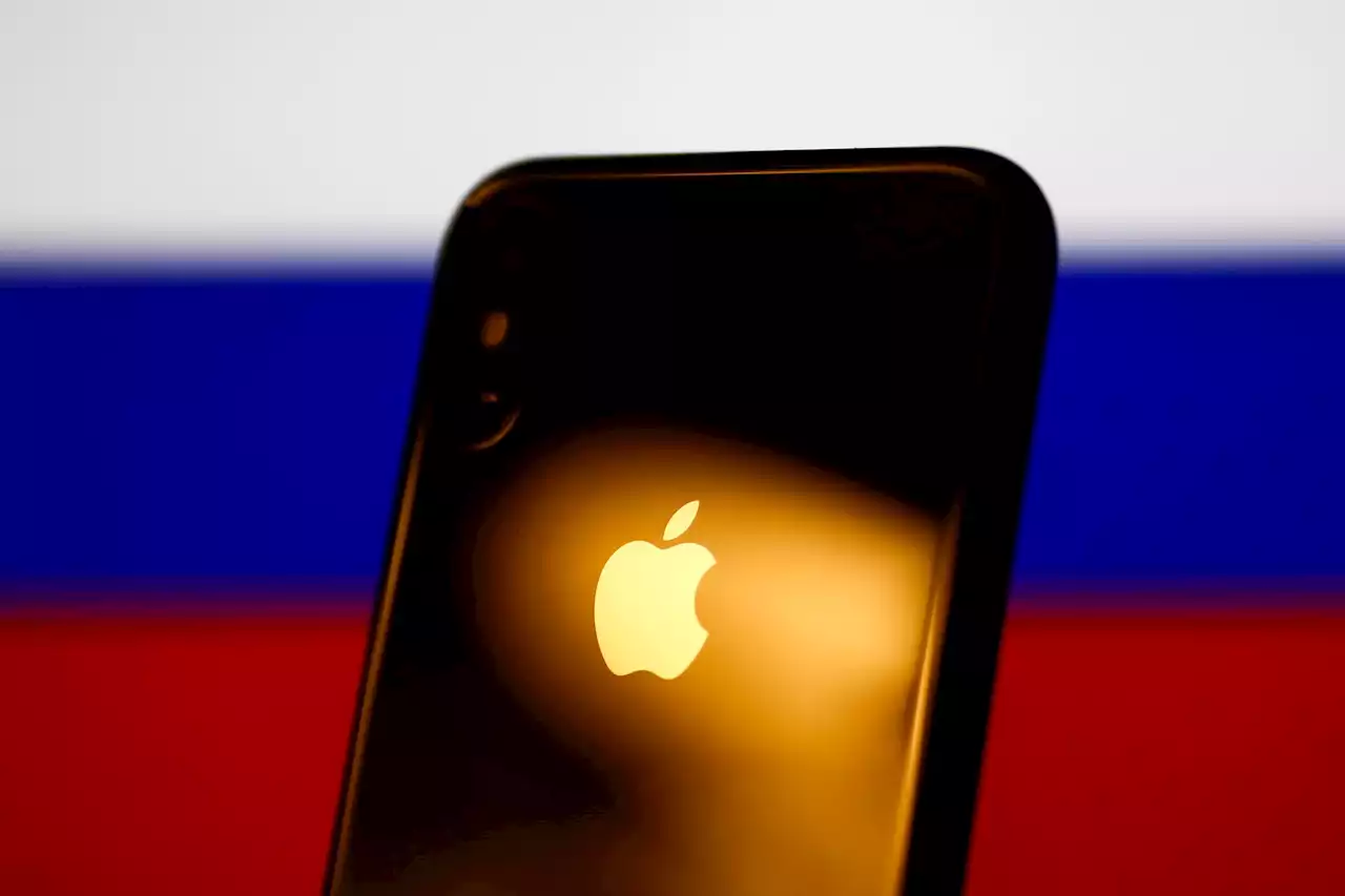 Russians paying thousands extra for iPhones, Macs after Apple ban