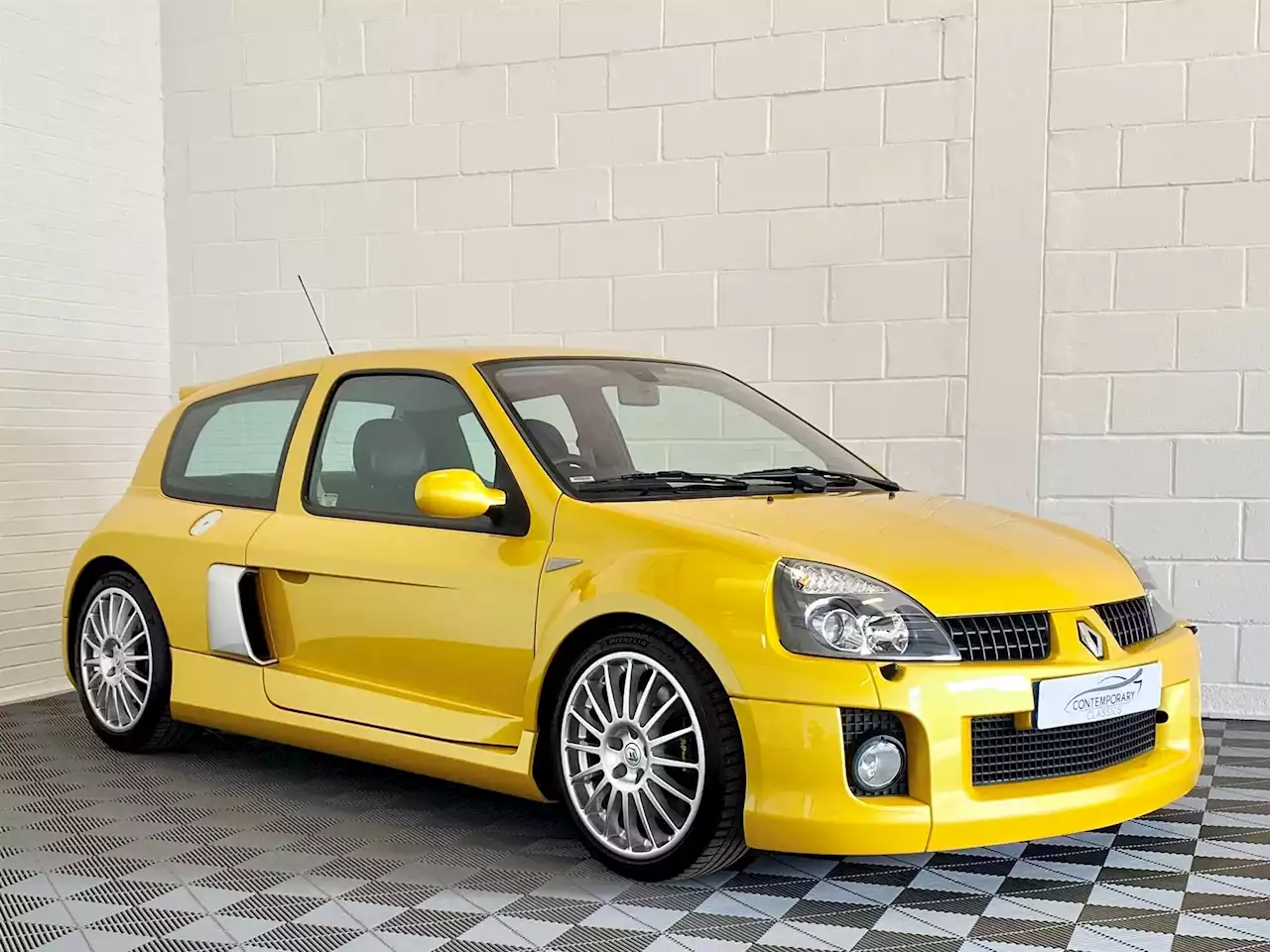 Used RENAULTSPORT CLIO V6 255 - LIQUID YELLOW / 1 OF 4 UK SAFETY CARS / INCREDIBLE HISTORY for sale