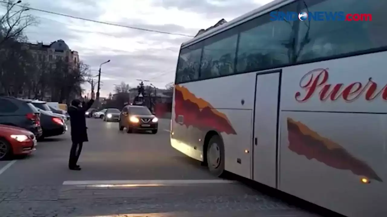 VIDEO: Puluhan Ribu Pengungsi Ukraina Memasuki Polandia, Didominasi Anak-anak dan Lansia - SINDOnews Video