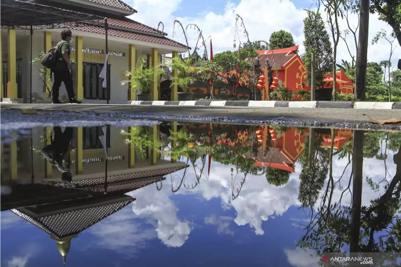 Sandiaga beri bantuan untuk rumah ibadah di Jakarta