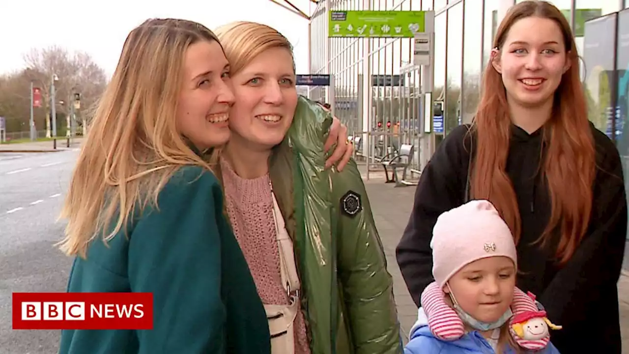 Emotional reunion of Ukrainian sisters at airport