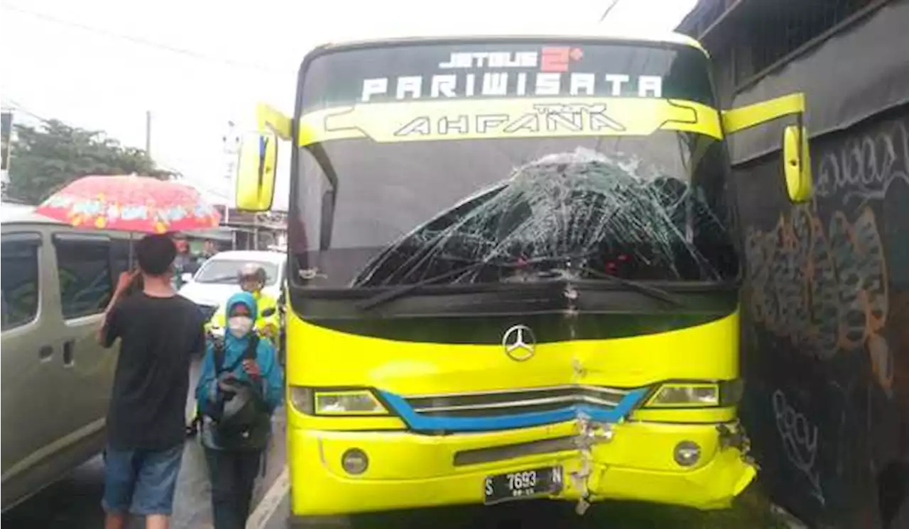 Bus Pariwisata Rombongan PWRI Tabrak 3 Mobil dan Tembok Warung di Malang