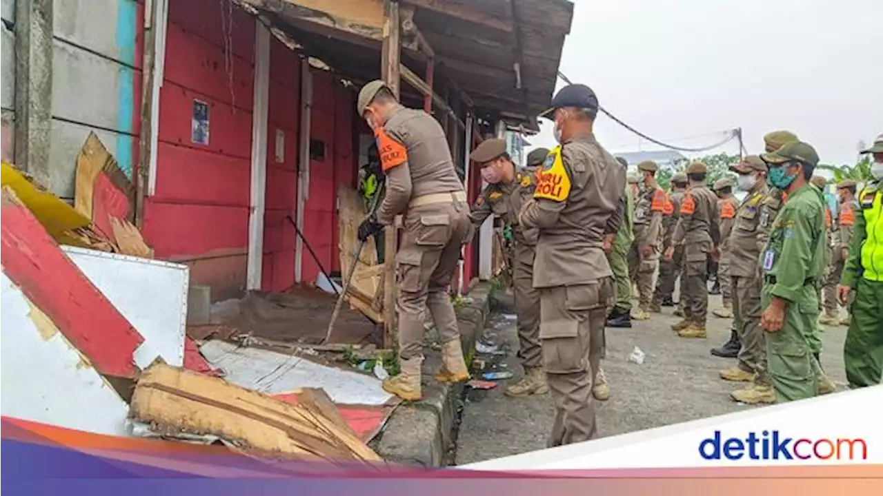 Satpol PP Depok Bongkar 85 Bangunan Liar-Lapak PKL di Dekat Rel