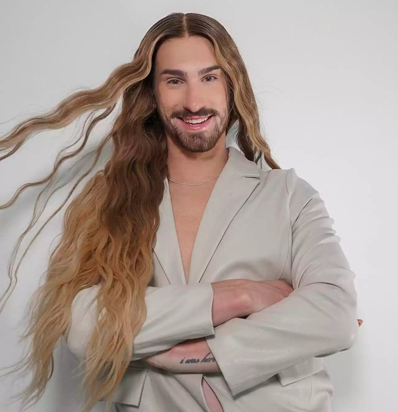 Meet Noah Scott, The Wig Maker Behind Ariana Grande And Nicki Minaj’s Perfect Hair