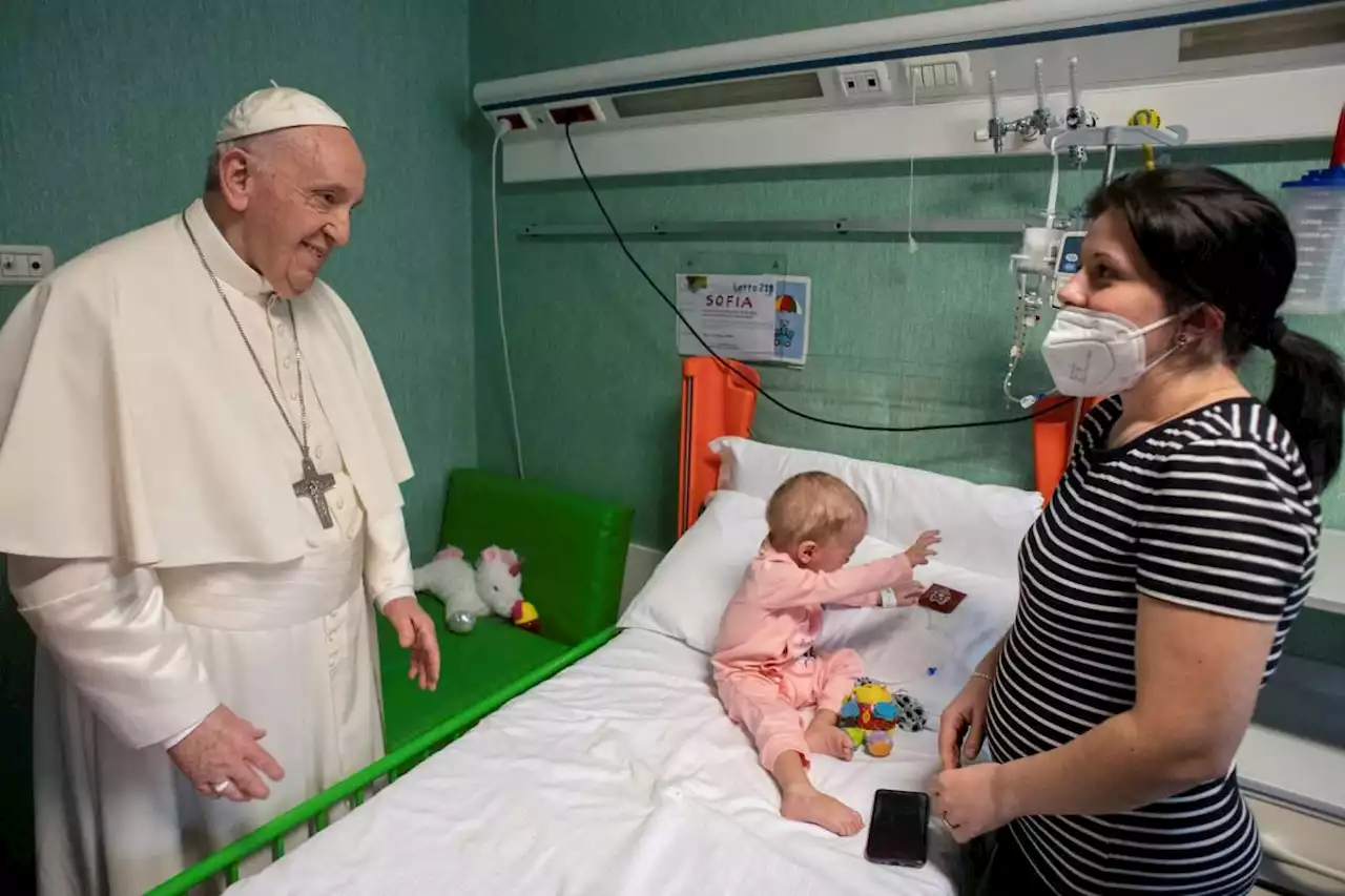 Pope Francis visits Ukrainian children war refugees in Rome hospital