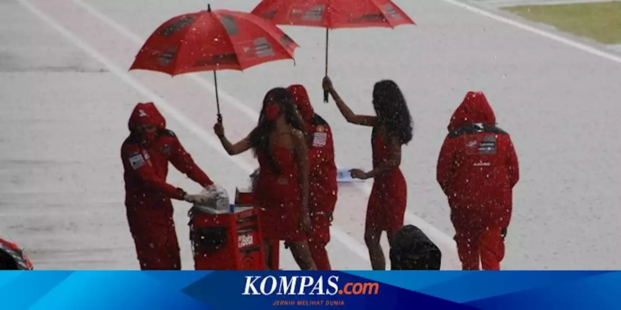 Ketika Umbrella Girl Payungi Kru Saat Sirkuit Mandalika Diguyur Hujan...