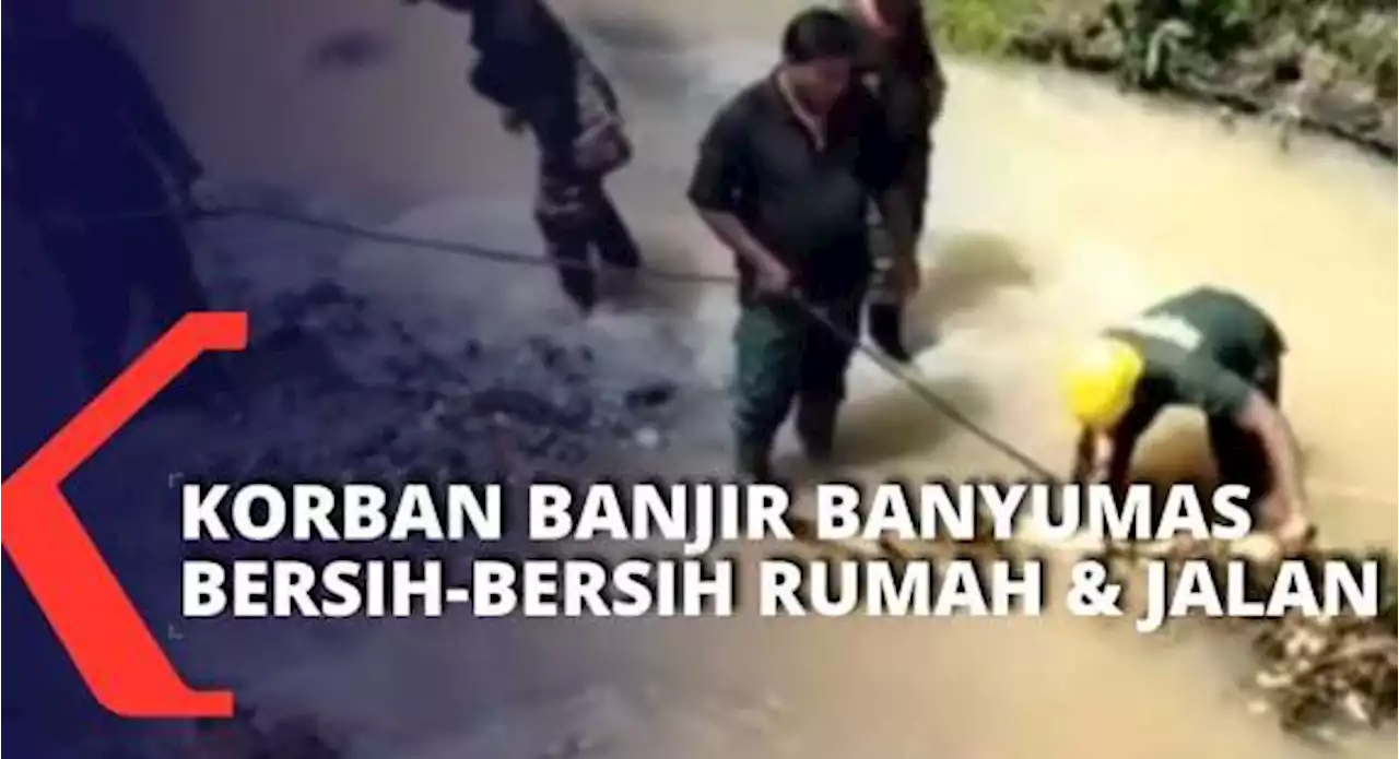 Korban Banjir Bandang di Banyumas Mulai Bersihkan Rumah dan Jalan