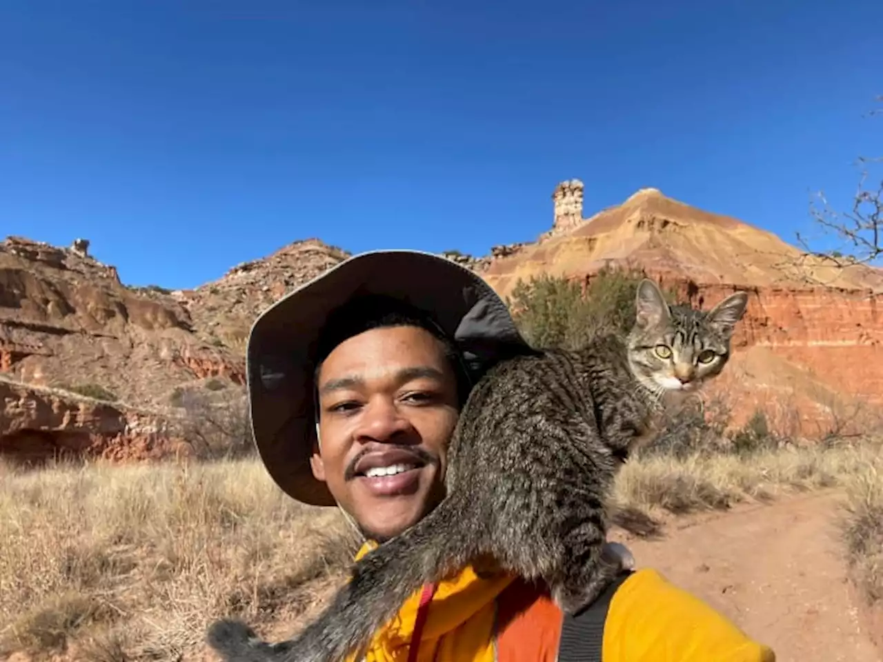 Man takes his cat hiking through Texas