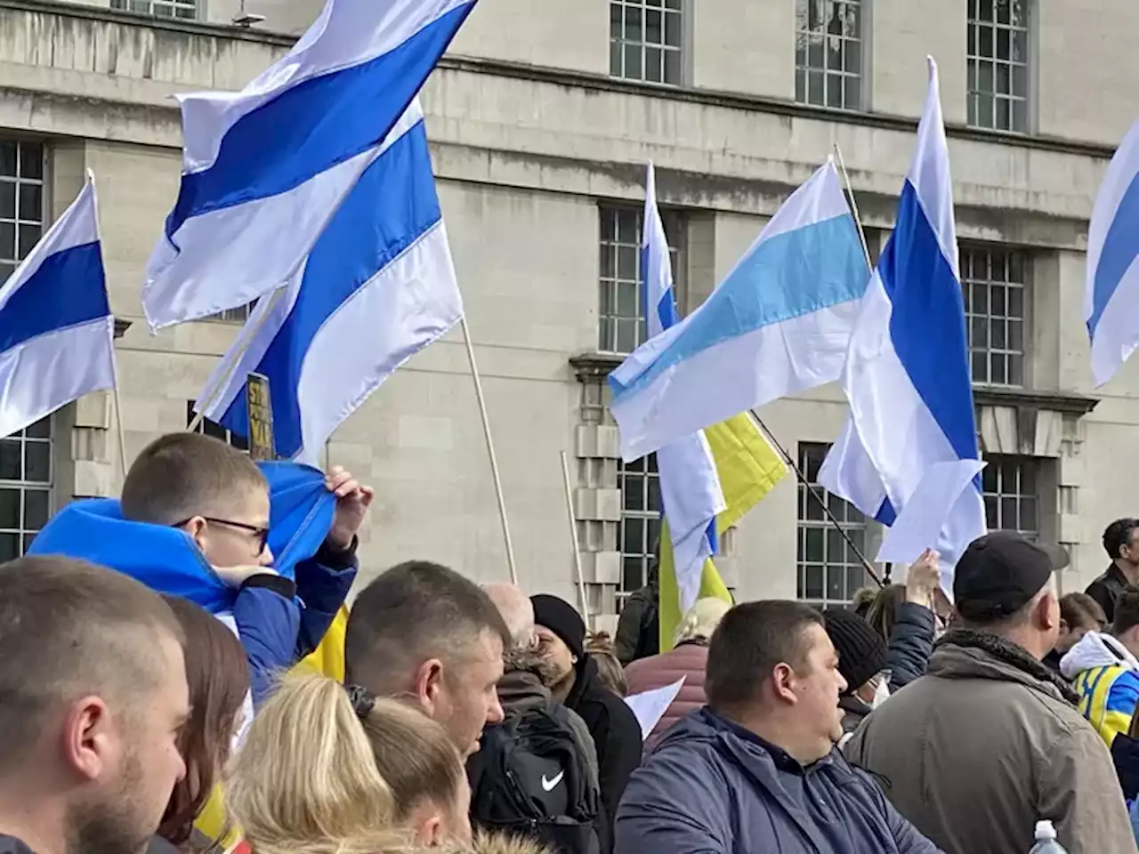 Guerra Rusia-Ucrania: la “otra” bandera rusa que se convirtió en el símbolo del rechazo a Putin