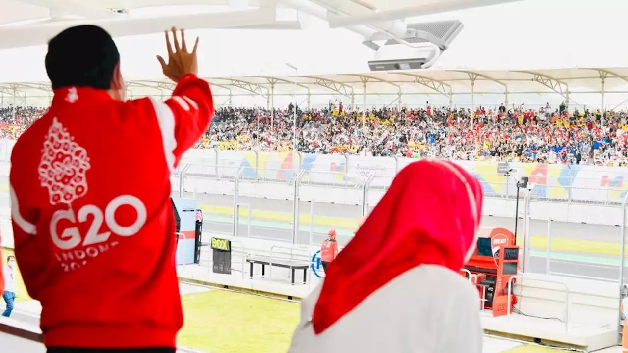 Jokowi Serahkan Langsung Trofi untuk Miguel Oliveira, Juara Pertama di MotoGP Indonesia