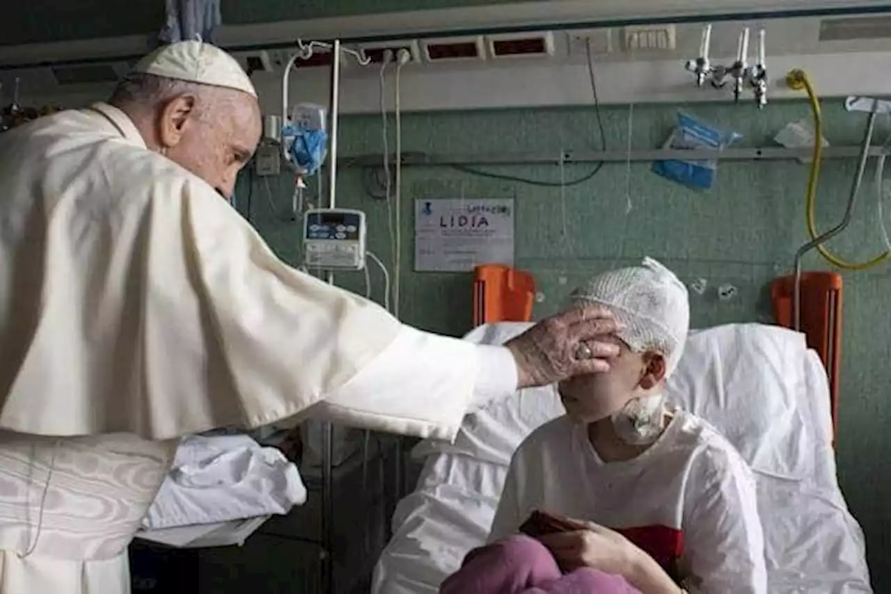 Pope visits Ukrainian children at Vatican hospital