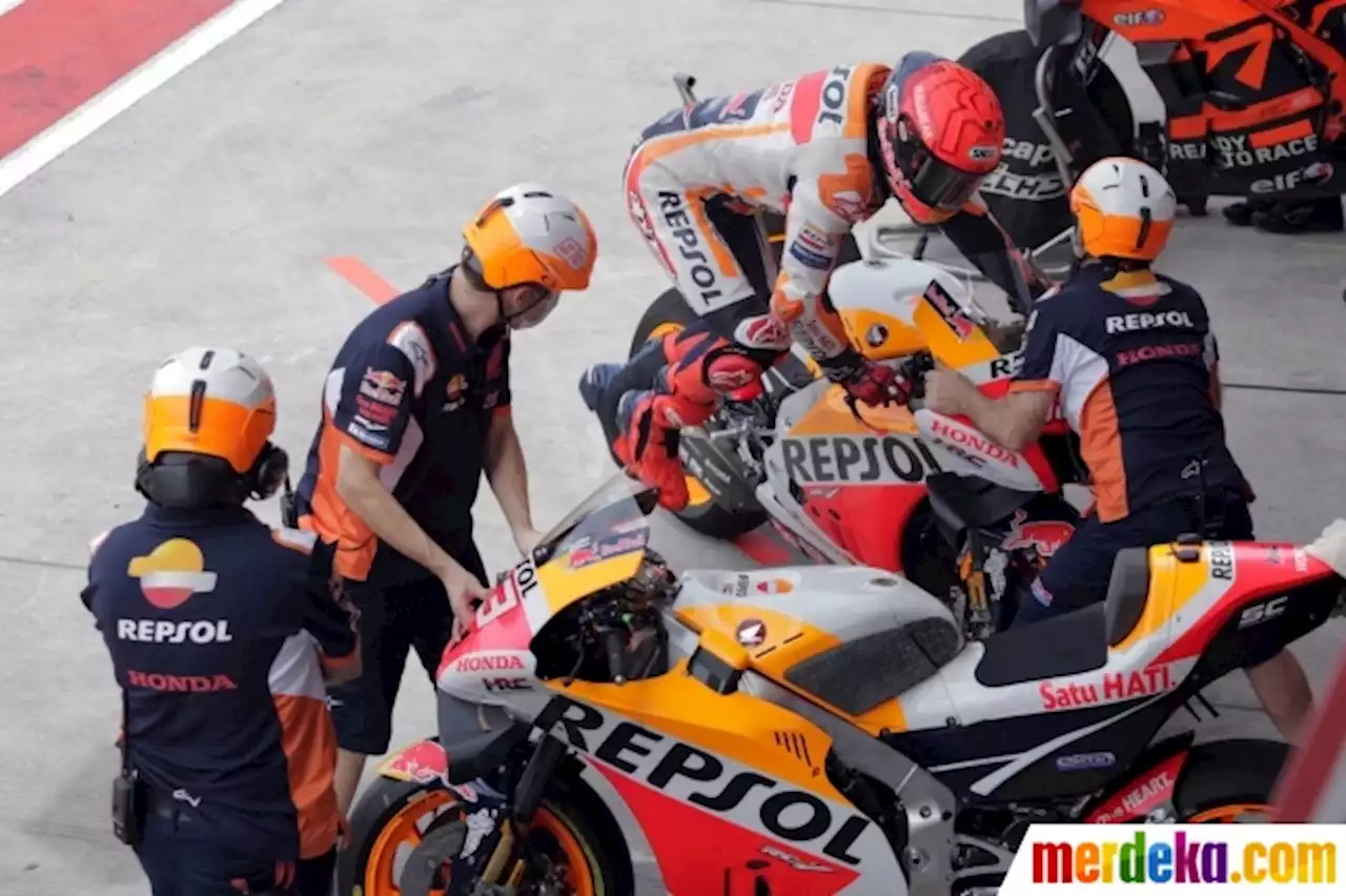 Foto : Kesibukan Pit Lane Sirkuit Mandalika di Sesi Pemanasan MotoGP | merdeka.com