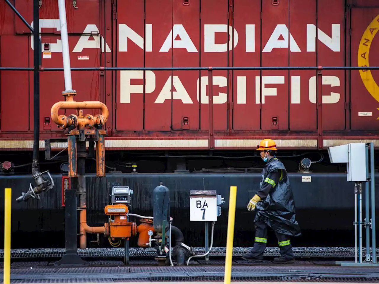 CP Rail shutdown begins across the country as labour talks continue